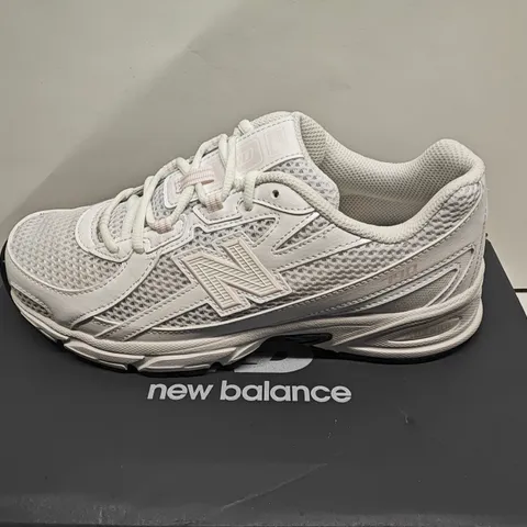 NEW BALANCE WHITE RUNNING SHOES - UK 5.5