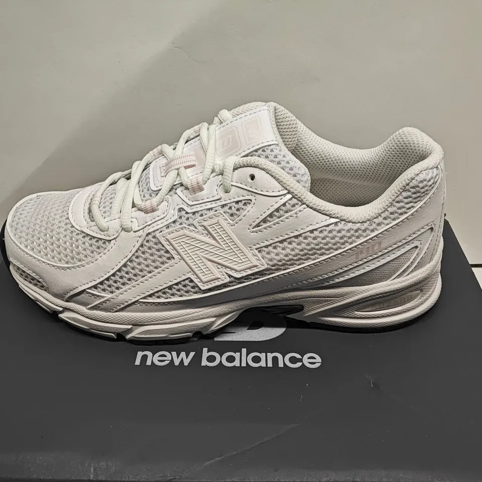 NEW BALANCE WHITE RUNNING SHOES - UK 5.5