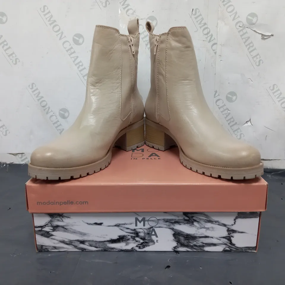 BOXED PAIR OF MODA IN PELLE CHUNKY HEEL CHELSEA BOOTS IN CREAM SIZE 6