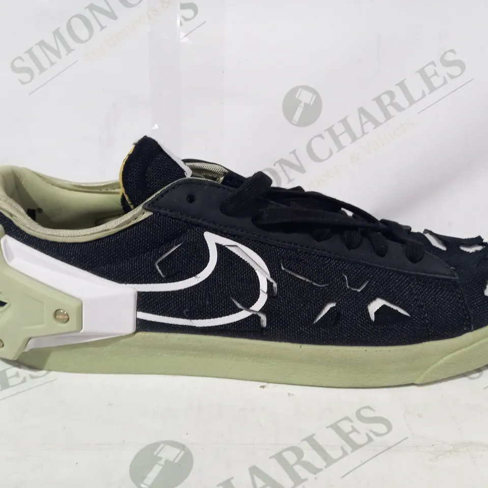 PAIR OF NIKE TRAINERS IN BLACK/GREEN UK SIZE 8.5