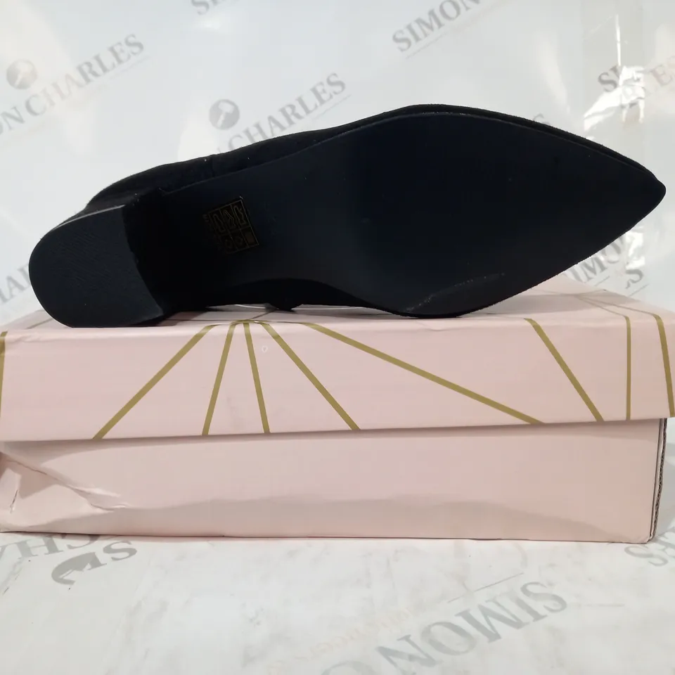 BOXED PAIR OF ESSEX GLAM POINTED TOE BLOCK HEEL FAUX SUEDE SHOES IN BLACK UK SIZE 8