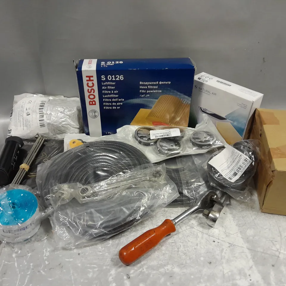 APPROXIMATELY 12 ASSORTED VEHICLE PARTS & ACCESORIES TO INCLUDE BOSCH S 0126 AIR FILTER, SKODA BADGES, HEAVY DUTY MOTORCYCLE CHAIN LOCK, ETC