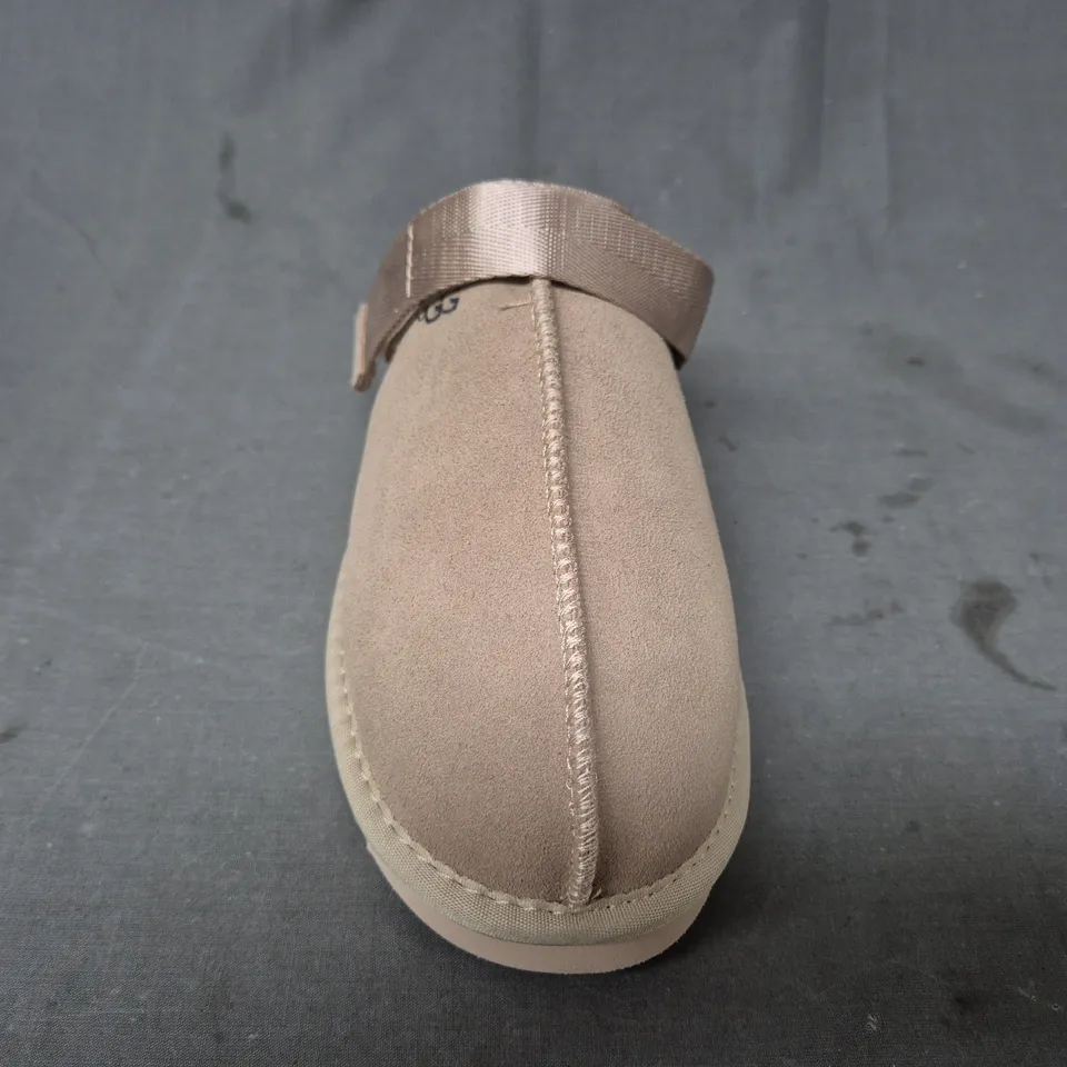 BOXED PAIR OF UGG SHOES IN SANDSTONE UK SIZE 6