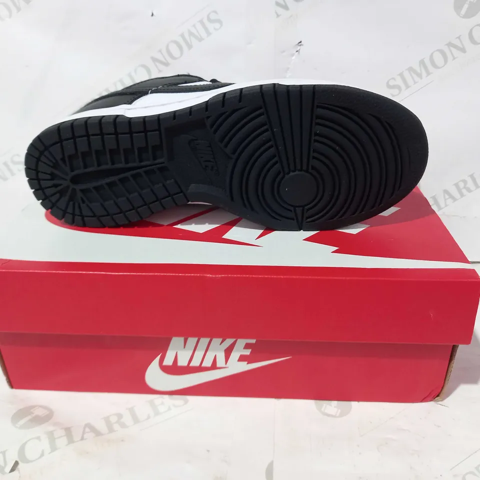 BOXED PAIR OF NIKE DUNK LOW SHOES IN BLACK/WHITE UK SIZE 4