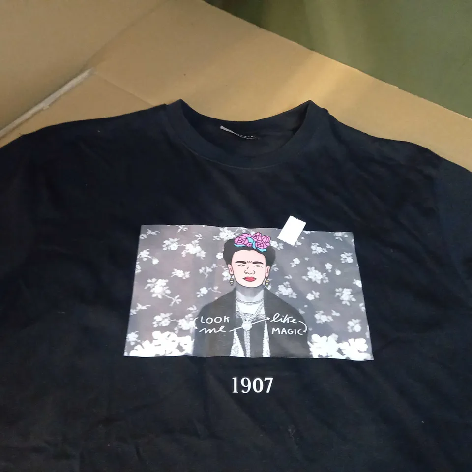 THROW BACK BLACK GRAPHIC/SLOGAN T-SHIRT - MEDIUM