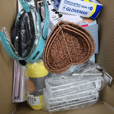 APPROXIMATELY 20 ASSORTED HOUSEHOLD ITEMS TO INCLUDE FLEECE BEDDING, DOGS COLLERS  AND A DRINKING BOTTLE