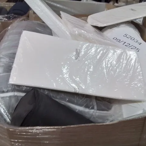 PALLET CONTAINING LARGE QUANTITY OF PILLOWS 