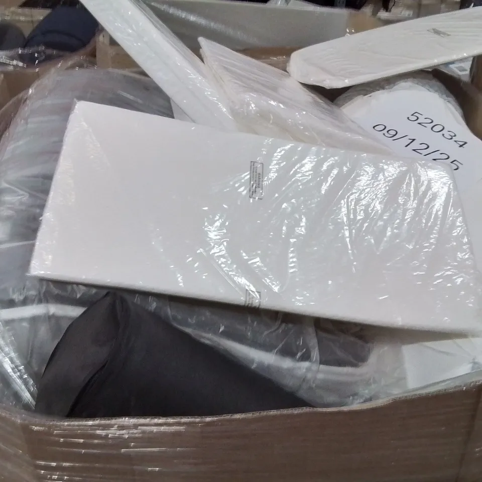 PALLET CONTAINING LARGE QUANTITY OF PILLOWS 