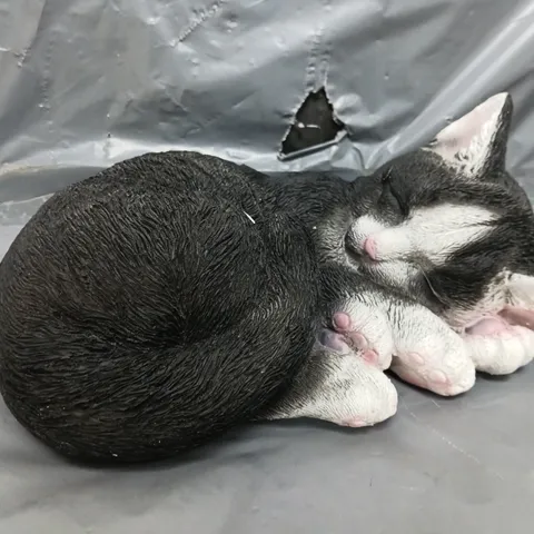 SLEEPING CAT ORNAMENT