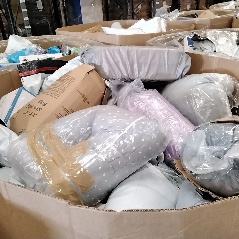 PALLET TO CONTAIN A LARGE ASSORTMENT OF PILLOWS AND CUSHIONS // BRANDS MAY VARY