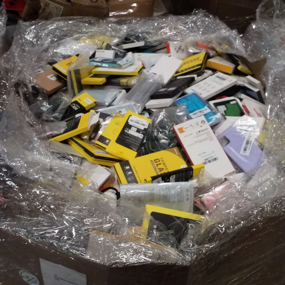 PALLET CONTAINING LARGE QUANTITY OF ASSORTED PHONE CASES