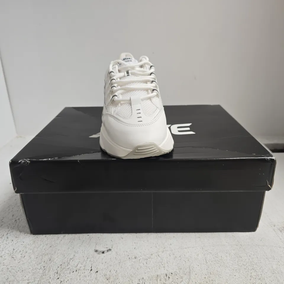 BOXED PAIR OF AISE NEXO WAVE TRAINERS IN WHITE SIZE UK 8