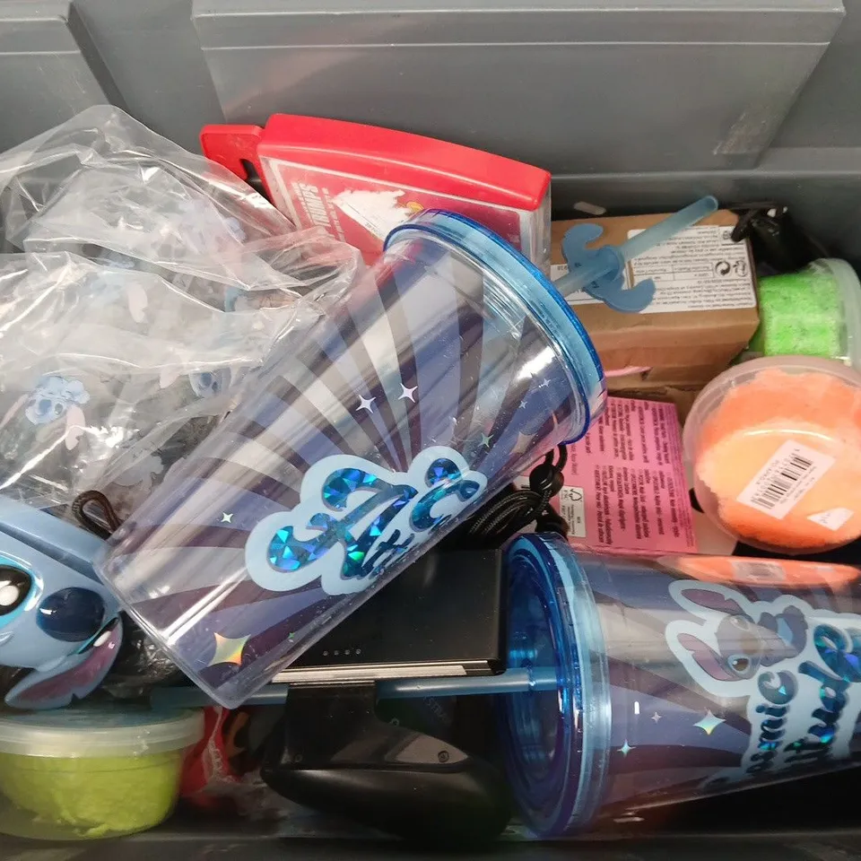APPROXIMATELY 15 ASSORTED TOYS & GAMES TO INCLUDE MANCHESTER UNITED TOP TRUMPS, MONOPLY DAL, FOAM CLAY, ETC