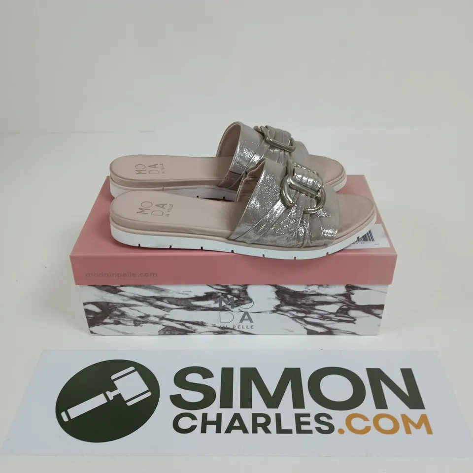 BOXED PAIR OF MODA IN PELLE ORGANTIA SLIP ON FLAT SANDALS WITH TRIM IN STONE METALLIC LEATHER - SIZE 40