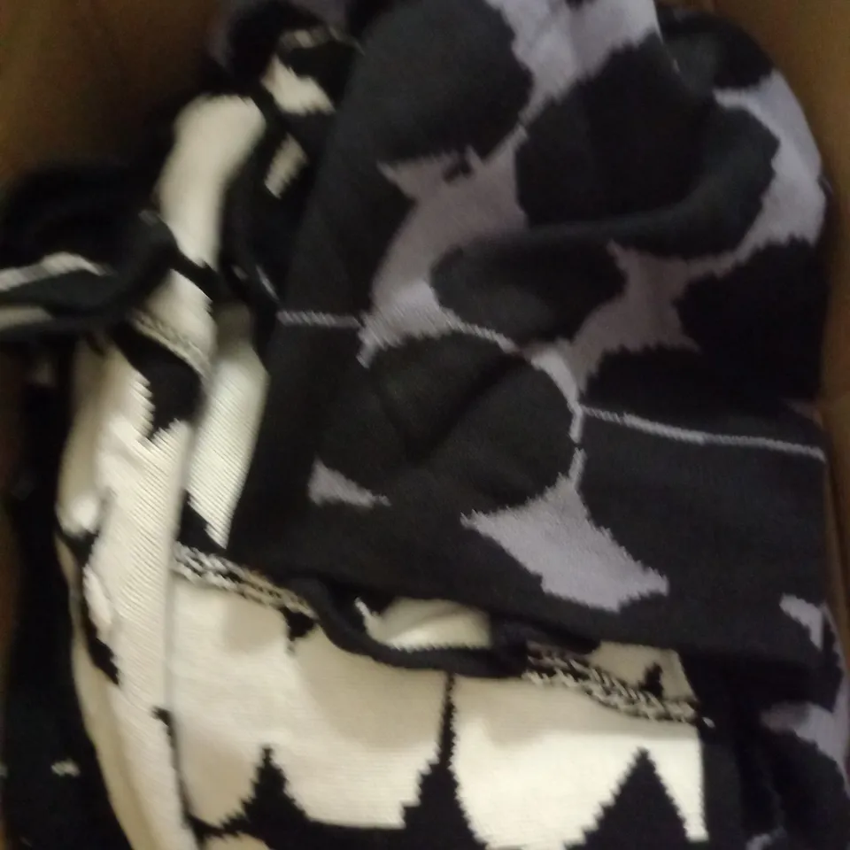 BOX OF APPROX. 10 CLOTHING ITEMS TO INCLUDE CARDIGANS  IN VARIOUS COLOURS AND SIZES /COLLECTION ONLY 