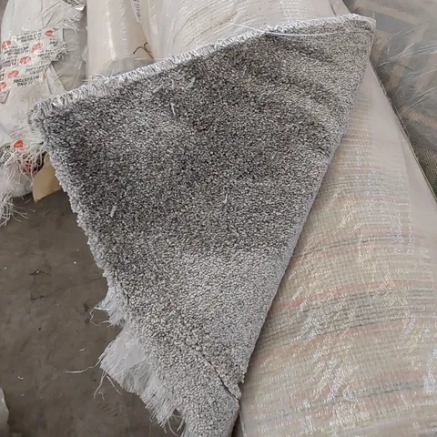 ROLL OF QUALITY SENSATION URBAN CARPET // SIZE: APPROXIMATELY 5 X 5.3m