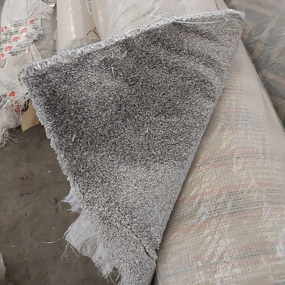 ROLL OF QUALITY SENSATION URBAN CARPET // SIZE: APPROXIMATELY 5 X 5.3m