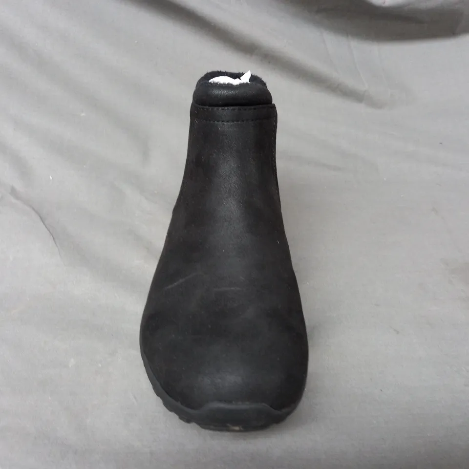 BOXED PAIR OF SKECHERS NEW YORK BOOTS IN BLACK SIZE 5