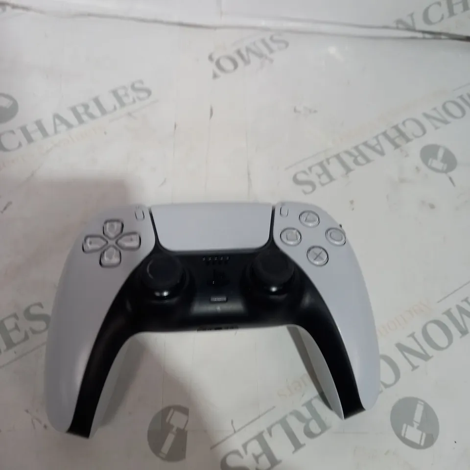 PLAYSTATION 5 CONTROLLER - WHITE