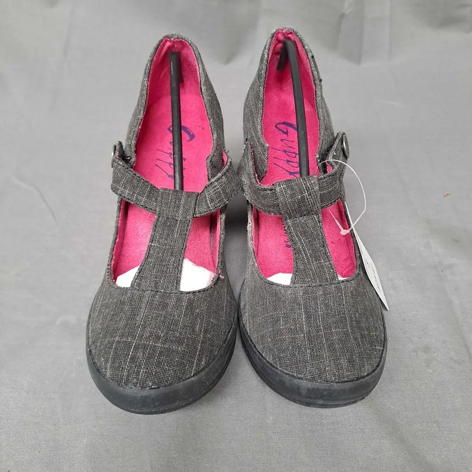 CAGE OF APPROXIMATELY 50 PAIRS OF WEDGE SHOES IN BLACK AND VARIOUS SIZES - COLLECTION ONLY