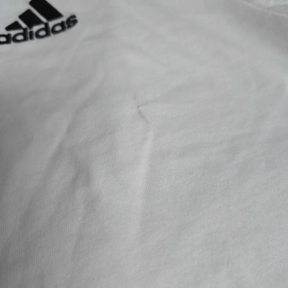 ADIDAS LOGO TSHIRT IN WHITE SIZE XL