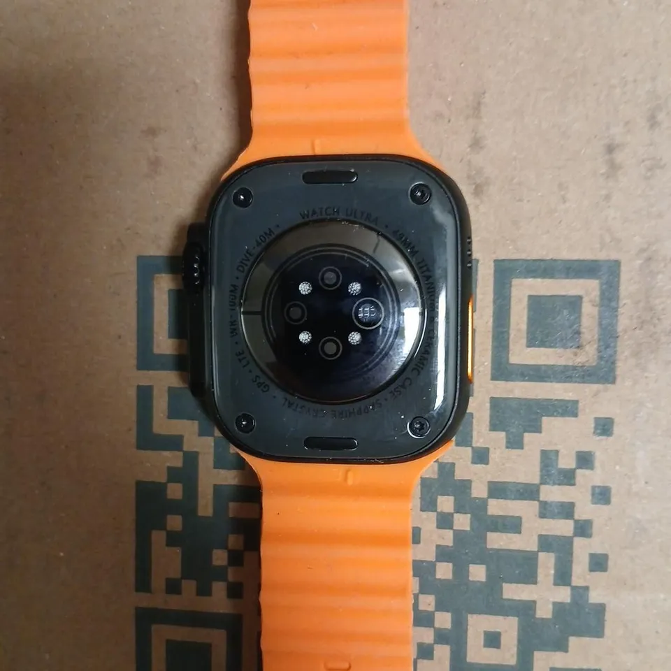 SMARTWATCH WITH ORANGE SILICONE STRAP – BLACK CASE 
