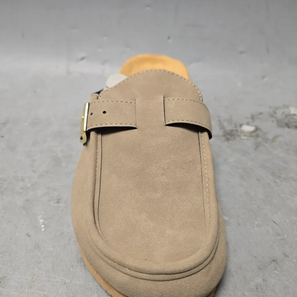 PENGUIN PREEMA LIGHT TAN SLIPPERS -  UK 5 