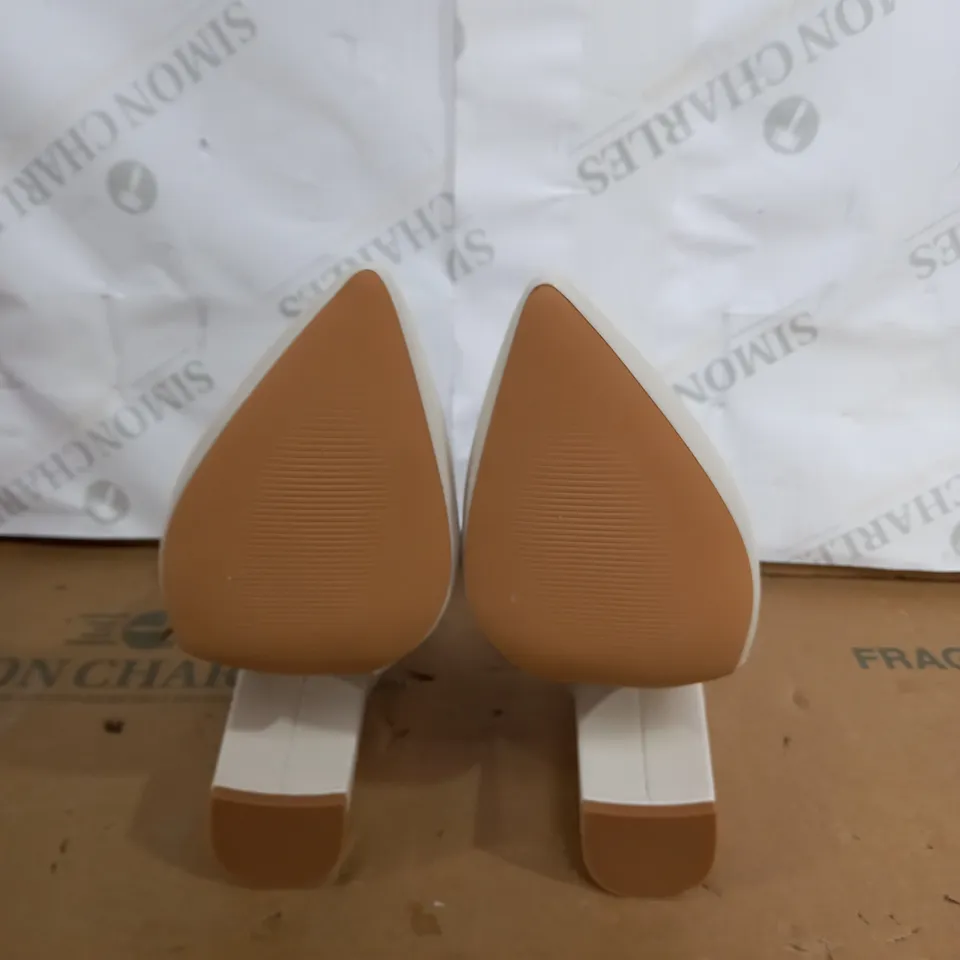 LONDON REBEL POINTED BLOCK HEEL SHOE IN WHITE SIZE 5