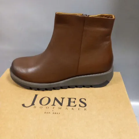 BOXED JONES BOOTMAKER MARIANE BROWN SIZE 5