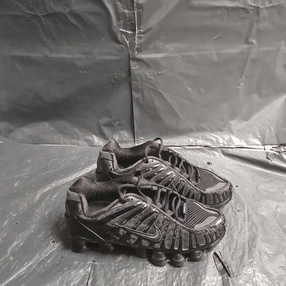 NIKE SHOX  – BLACK, UK 7 (US 8) – MEN'S SHOES