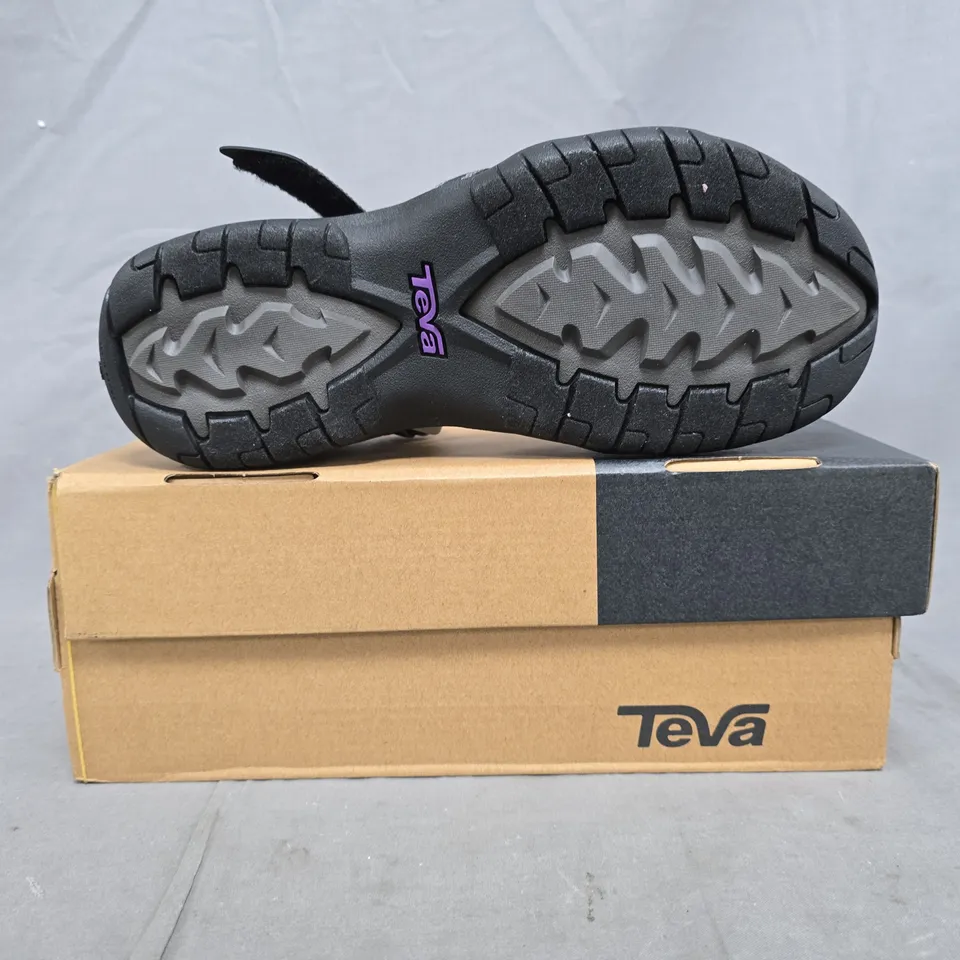 BOXED PAIR OF TEVA OPEN TOE STRAPPY SANDALS IN BLACK SIZE UK 6