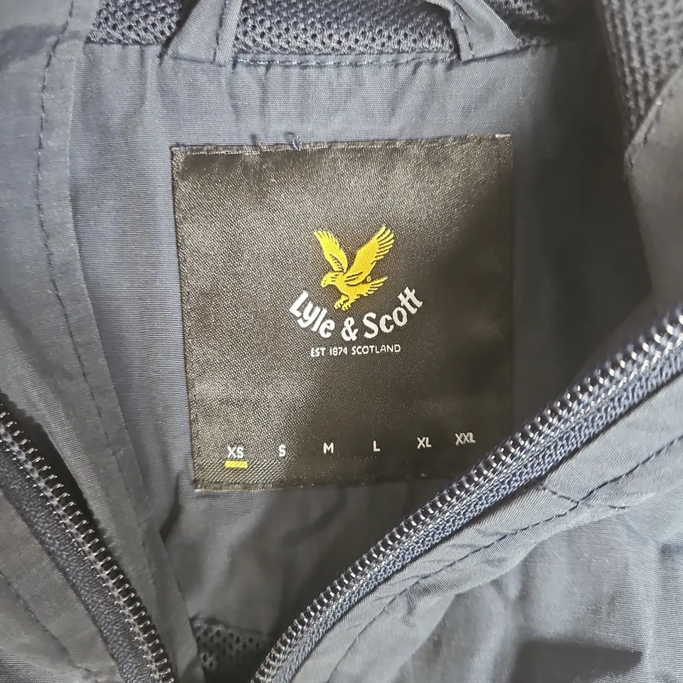 LYLE & SCOTT HOODED JACKET IN NAVY - XS`