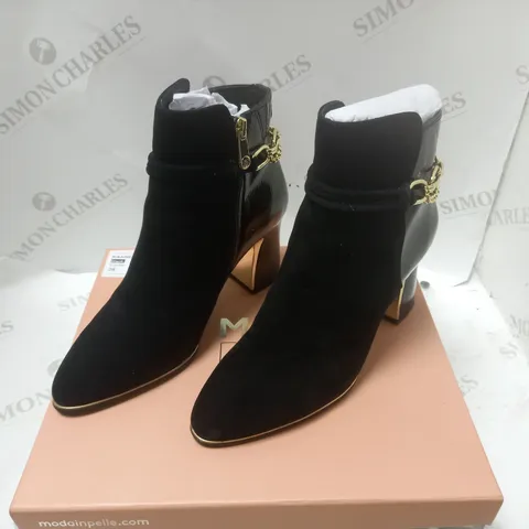BOXED KANNES BLACK SUEDE CHAIN SWOOSH HEELED ANKLE BOOT - SIZE 5