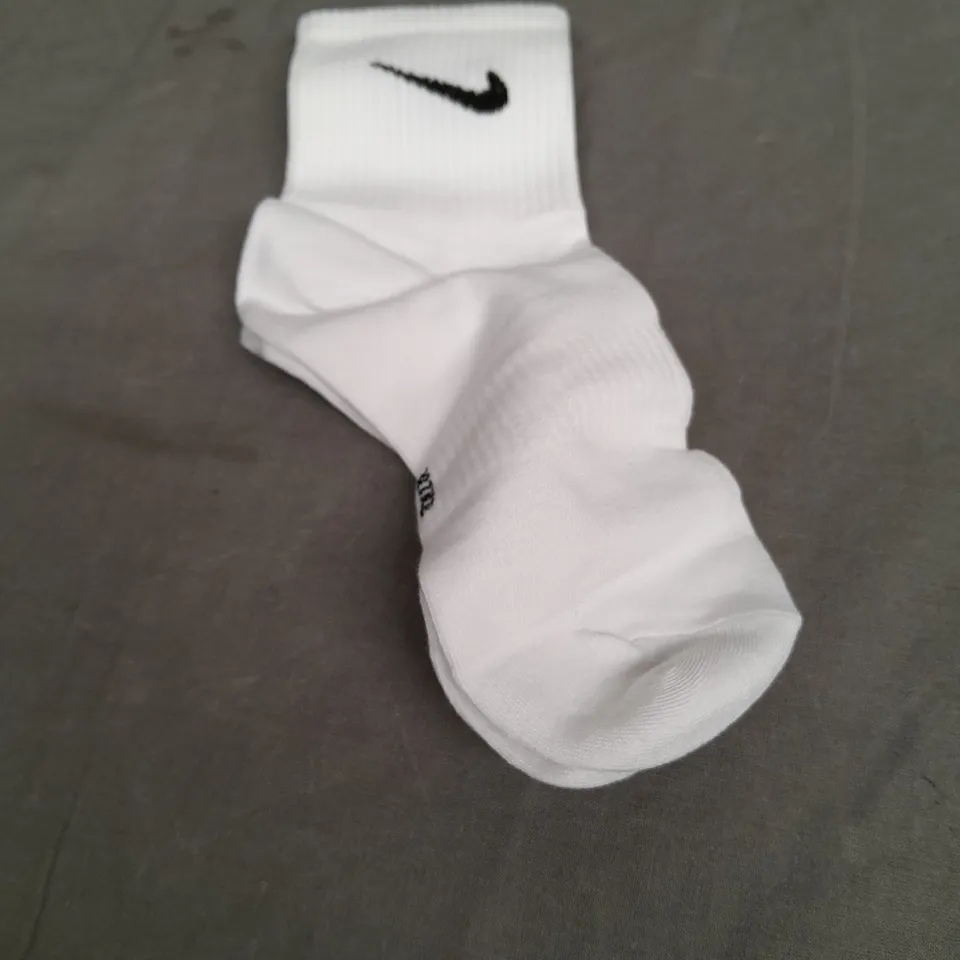 BOXED NIKE JUST DO IT WHITE SOCKS - SIZE UNSPECIFIED 