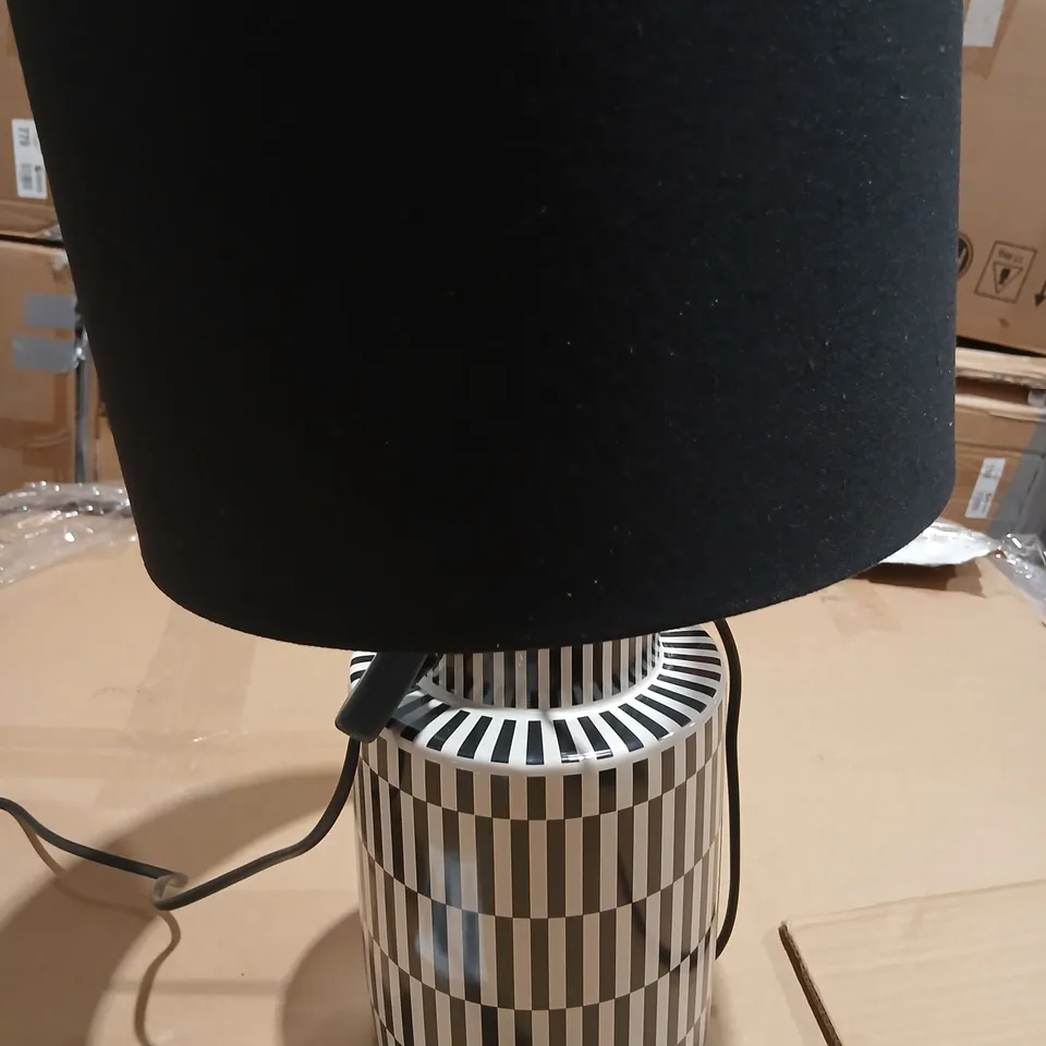 BOXED REAVA BLACK/WHITE TABLE LAMP