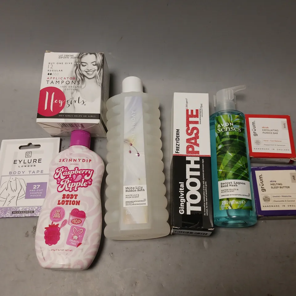 BOX OF APPROXIMATELY 15 COSMETIC ITEMS TO INCLUDE AVON BUBBLE BATH, DERMA ROLLER, AND SHINE SILK 