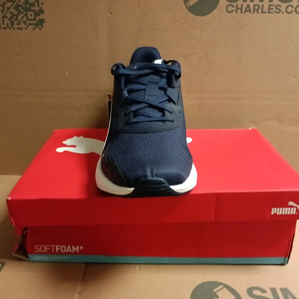 BOXED PAIR OF PUMA TRAINERS IN NAVY/WHITE SIZE UK 10.5