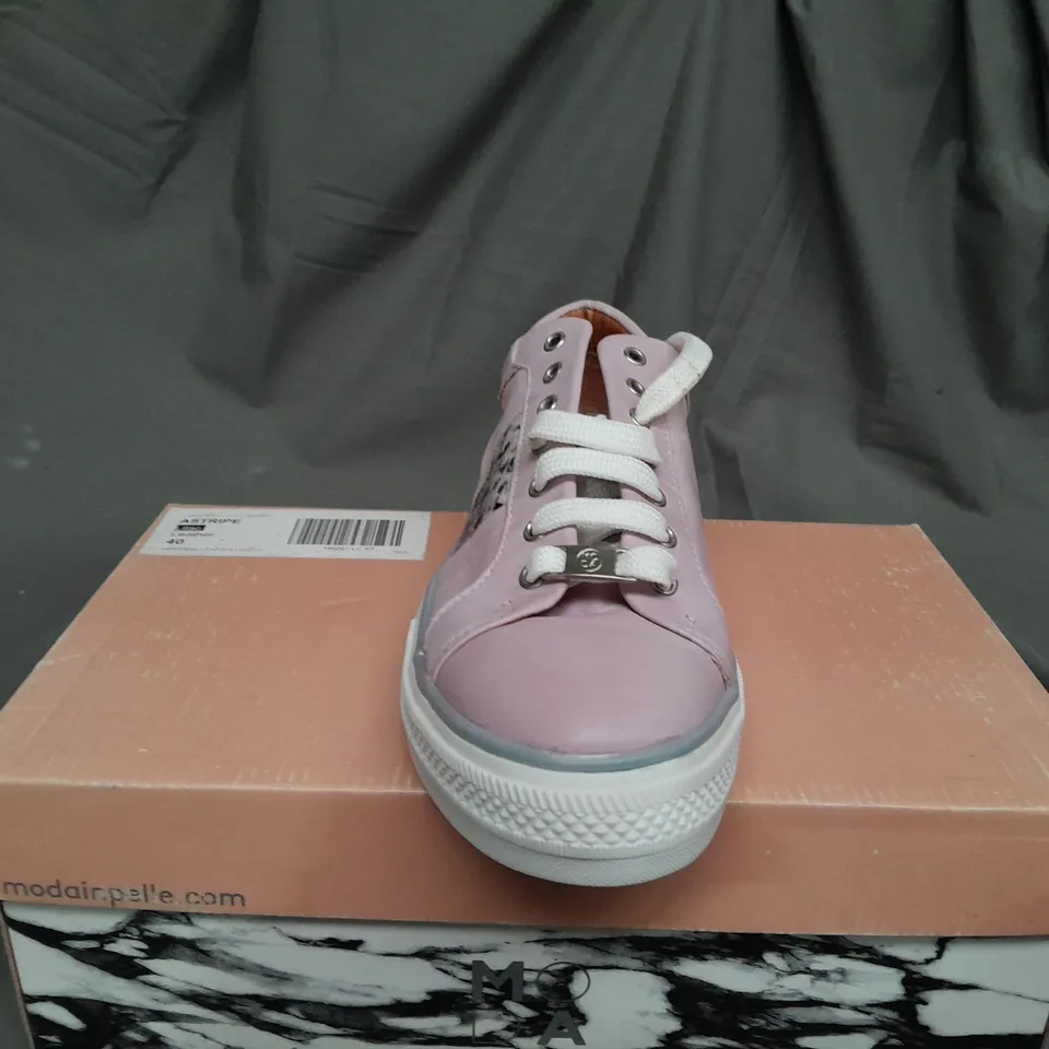 BOXED PAIR OF MODA IN PELLE ASTRIPE LILAC LEATHER TRAINERS - SIZE 7