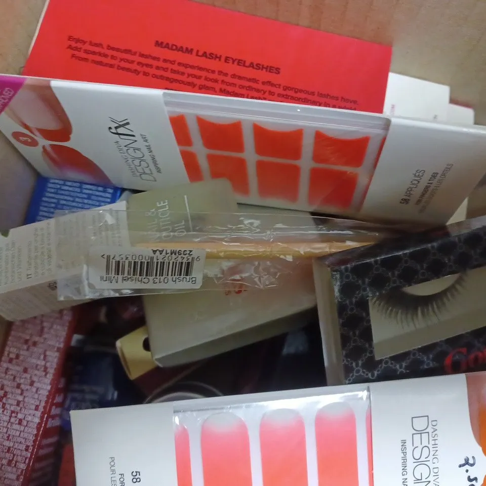 APPROXIMATELY 30 ASSORTED COSMETICS TO INCLUDE GORGEOUS LIQUID FOUNDATION, GORGEOUS MADAM LASH EYELASHES, DASHING DIVA NAIL ART, CLARINS LIPSTICK, BUTTER NAIL LACQUER 