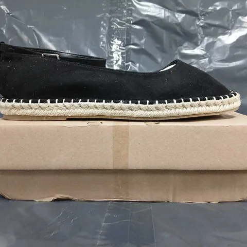 BOXED PAIR OF UNBRANDED SHOES IN BLACK SIZE UK 9