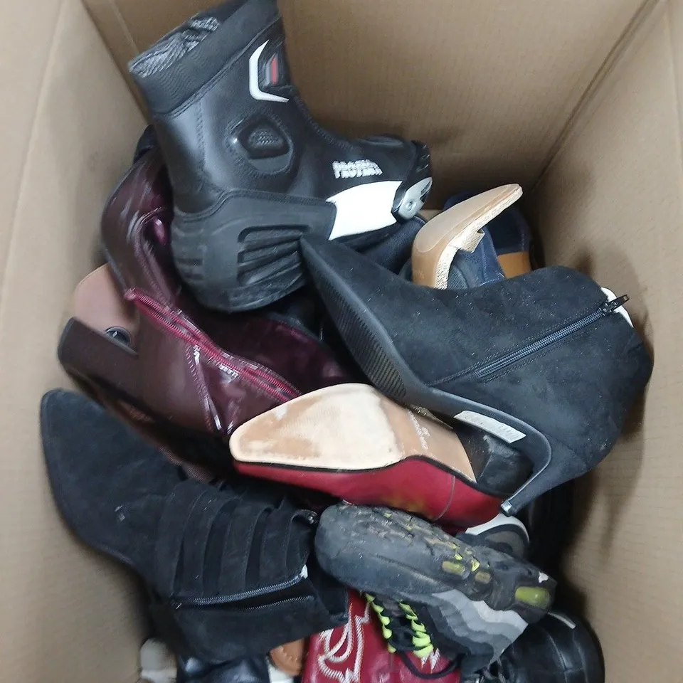 BOX OF APPROXIMATELY 15 ASSORTED SINGLE SHOES INCLUDING A DREAM PARIS HIGH HEEL, A RED BOOT AND A JD WILLIAMS HIGH HEEL BOOT