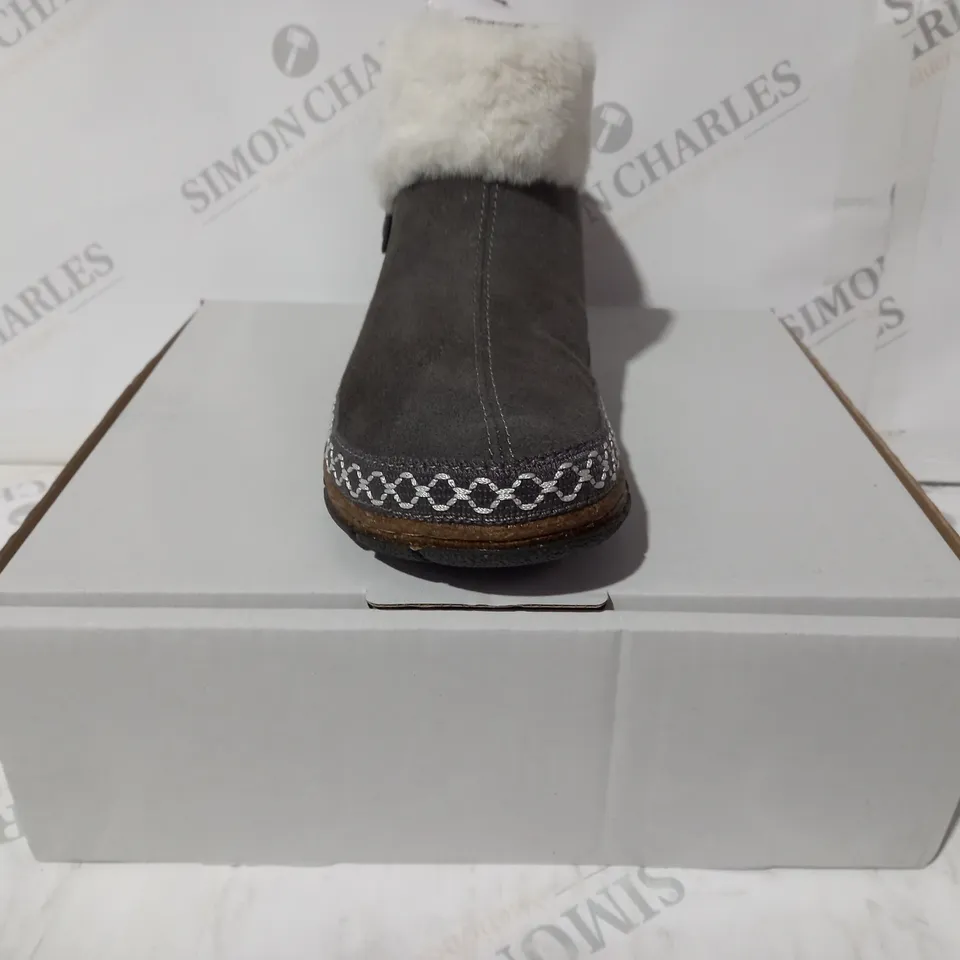 BOXED PAIR OF EARTH ORIGINS EMMALYN BOOTIES IN GREY UK SIZE 6