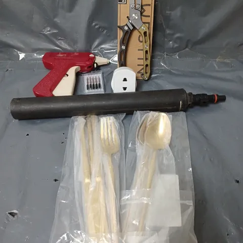 BOX OF APPROXIMATELY 20 ASSORTED HOUSEHOLD ITEMS TO INCLUDE ADAPTER PLUG, CUTLERY AND A TAGGING GUN