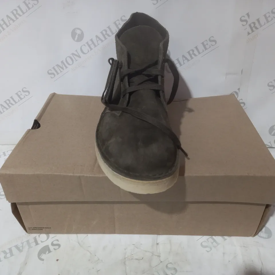 BOXED PAIR OF CLARKS ORIGINALS DESERT COAL SHOES IN OLIVE SUEDE UK SIZE 8