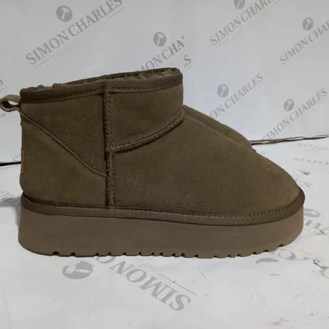 UGG WOMENS BOOTS THICK SOLE TAUPE SIZE - UK 9.5