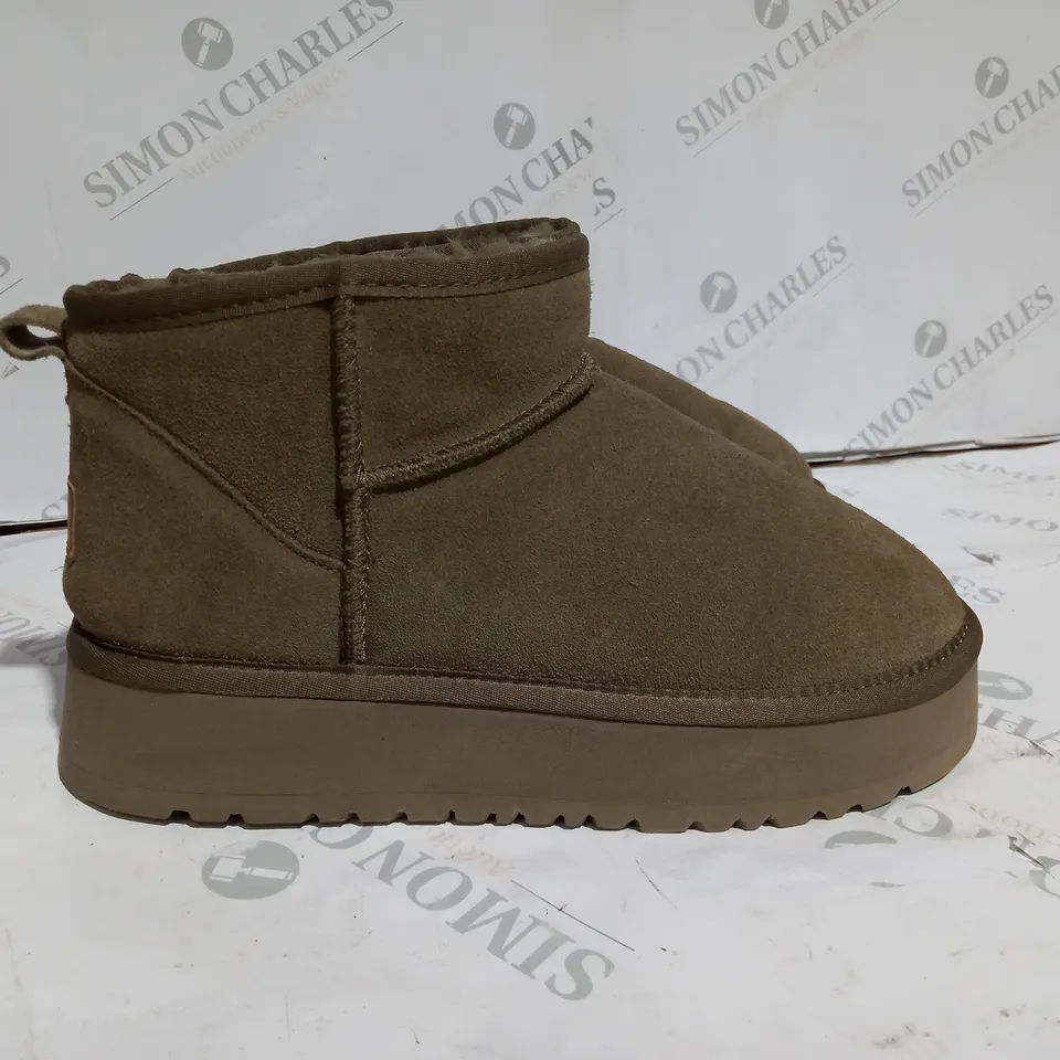 UGG WOMENS BOOTS THICK SOLE TAUPE SIZE - UK 9.5