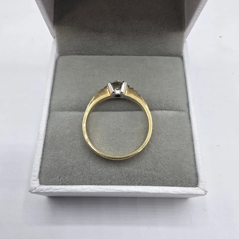 18CT GOLD RING SET WITH A NATURAL DIAMOND & NATURAL DIAMOND SHOULDERS
