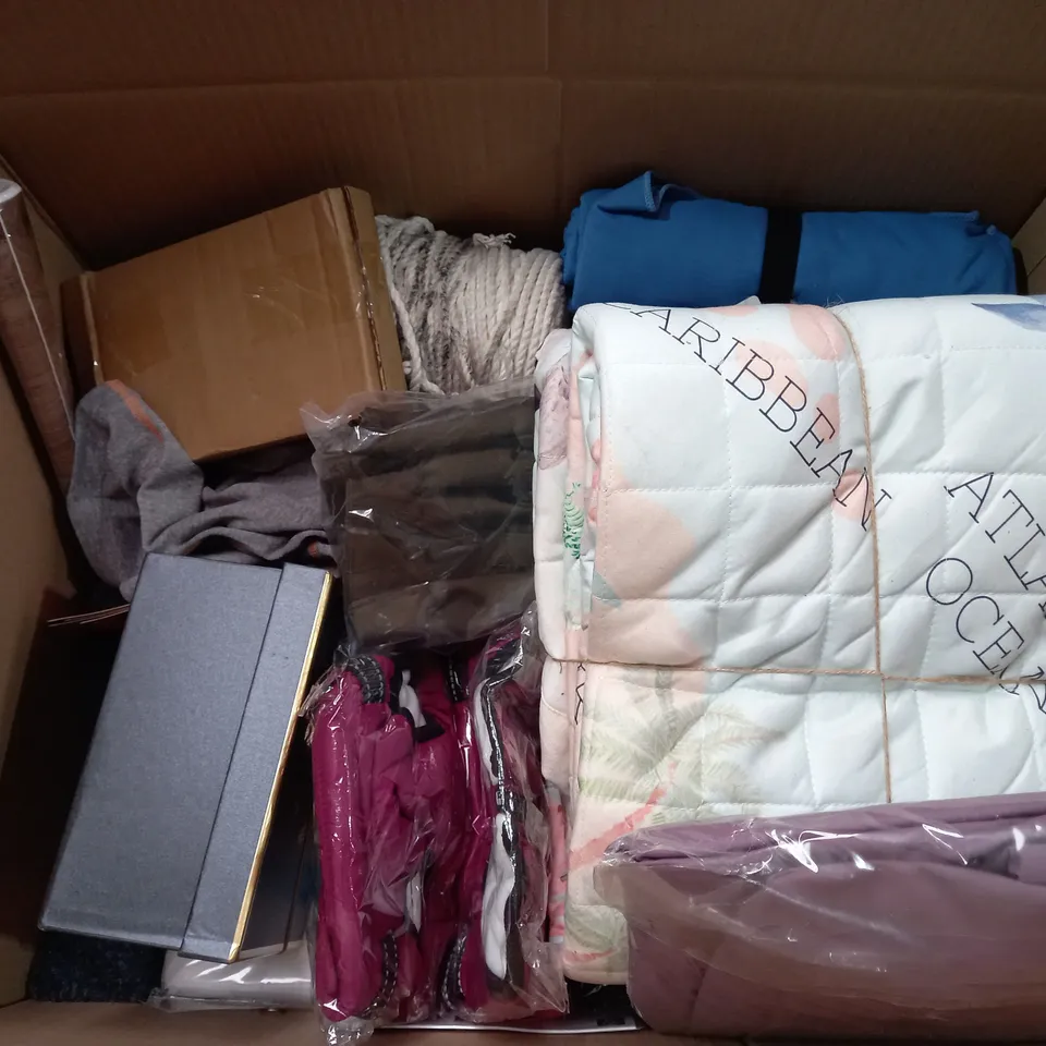 BOX OF APPROXIMATELY 15 ASSORTED ITEMS TO INCLUDE - PUKKA PAD JOTTA 200 - DEBBIE TOTE BAG - EASY-CARE BED LININ ECT