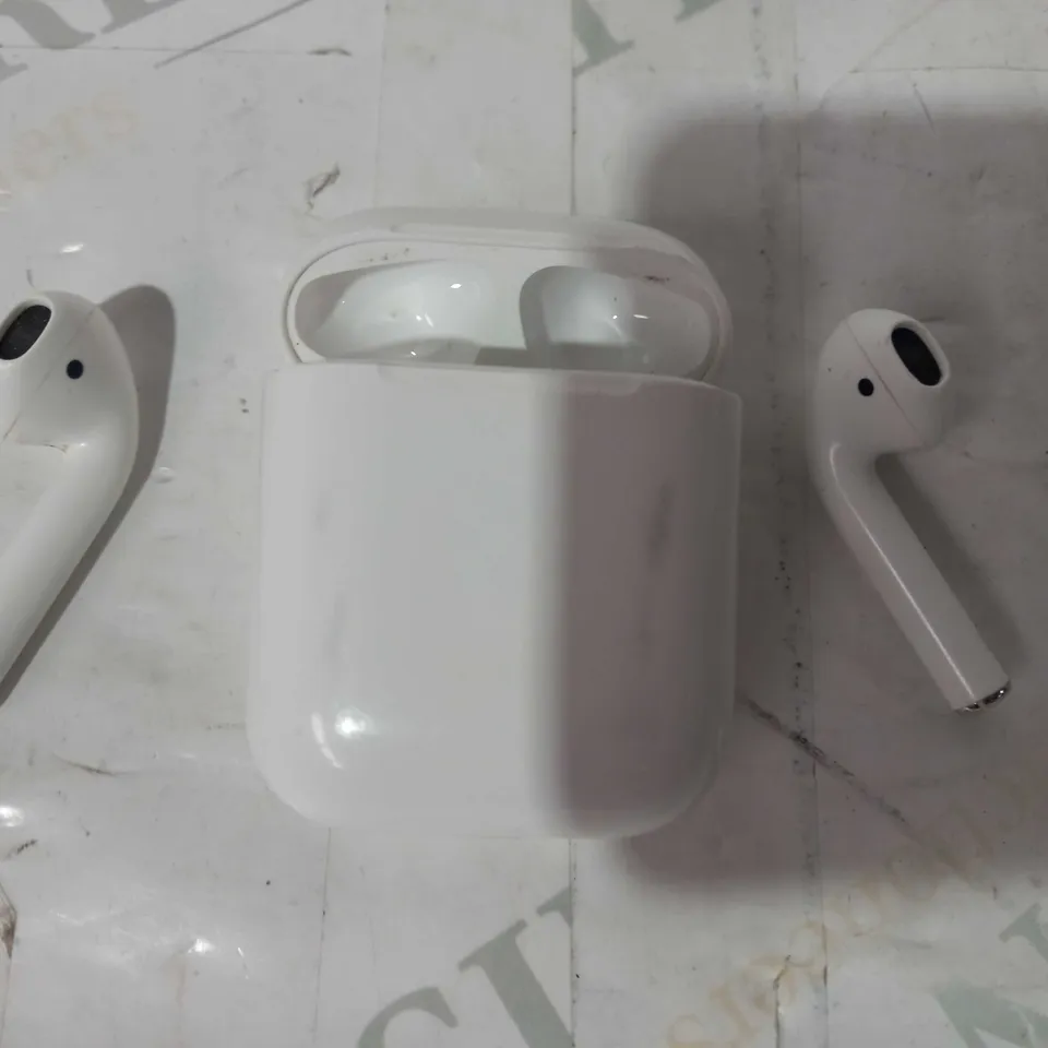 APPLE AIRPODS WITH CHARGING CASE