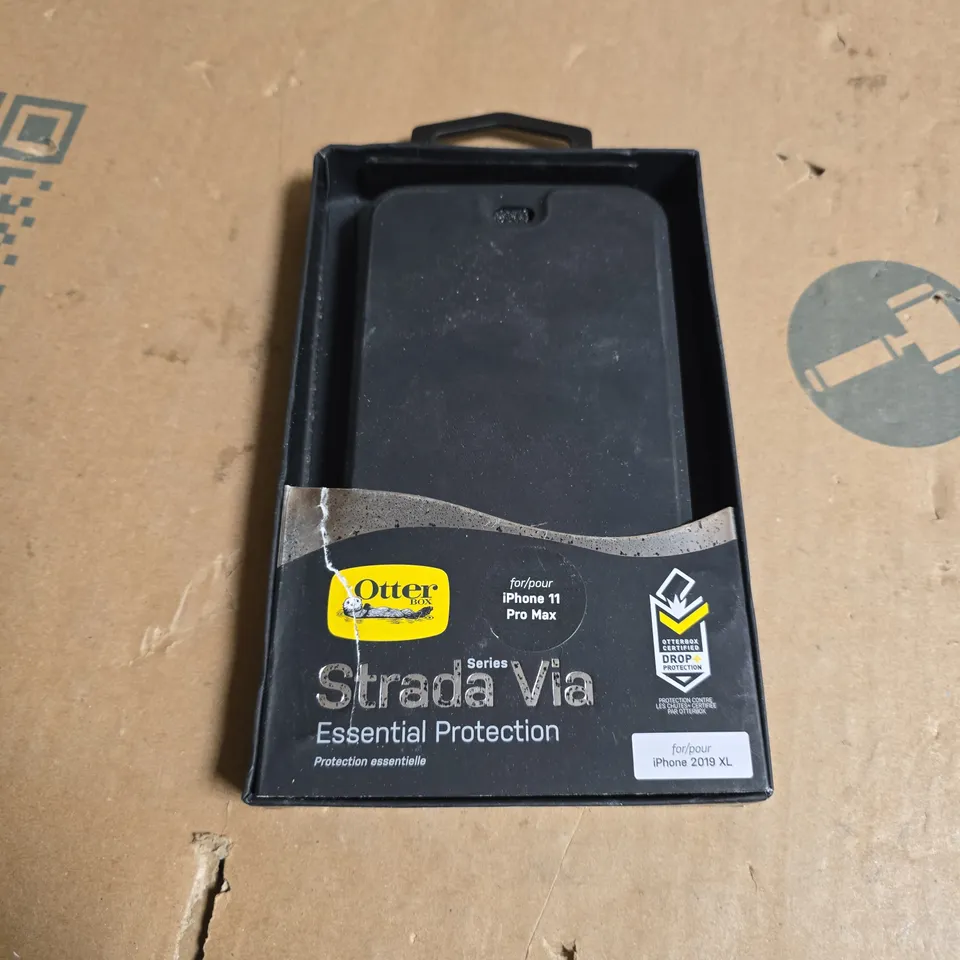 BOX OF APPROXIMATELY 50 ASSORTED PHONE CASES INCLUDING OTTER POP AND OTTER STRADA VIA 